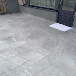 Hoogglans-vloertegel-80x80-cm-Arma-Licht-Grijs-Marmerlook-NR70-terras-plint-1