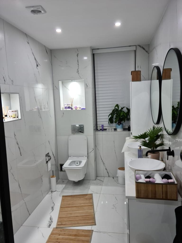 Hoogglans-vloertegel-90×90-cm-Marmerlook-Wit-NAV8-2 Hoogglans vloertegel 90x90 cm Marmerlook Wit NAV 8 30x60 cm, 60x60 cm, 60x120 cm, 90x180 cm en 120x120 cm.