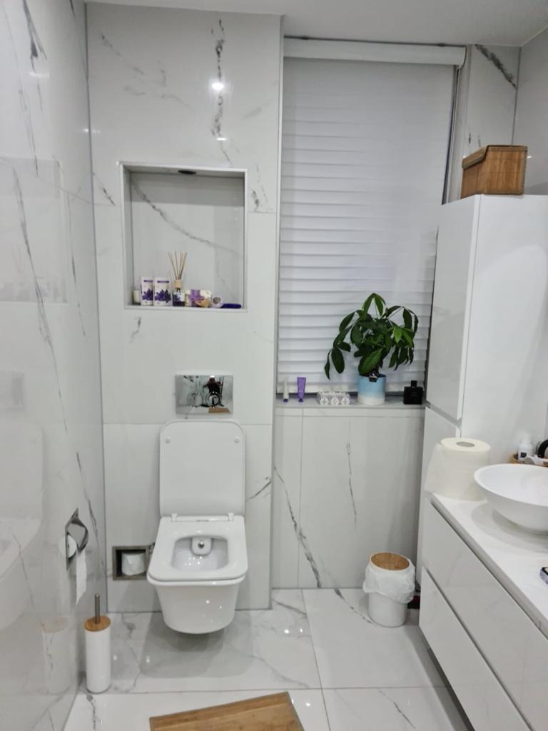 Hoogglans-vloertegel-90×90-cm-Marmerlook-Wit-NAV8-badkamerfoto-2 Hoogglans vloertegel 90x90 cm Marmerlook Wit NAV 8 30x60 cm, 60x60 cm, 60x120 cm, 90x180 cm en 120x120 cm.