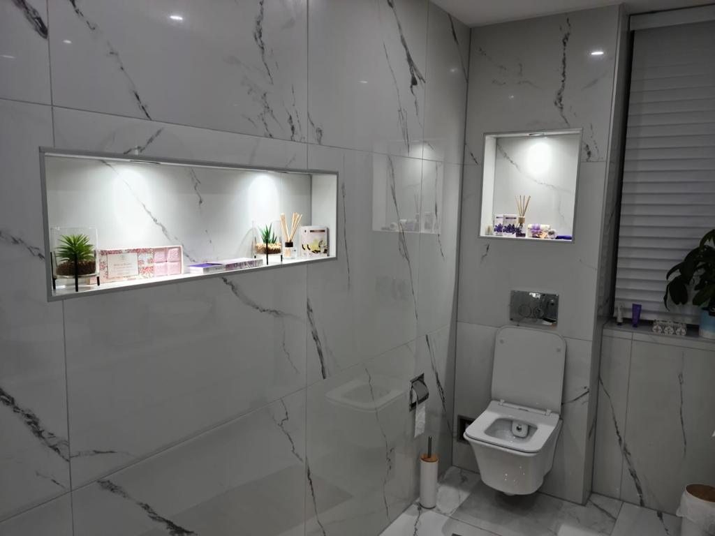 Hoogglans-vloertegel-90×90-cm-Marmerlook-Wit-NAV8-in-de-badkamer-2 Hoogglans vloertegel 90x90 cm Marmerlook Wit NAV 8 30x60 cm, 60x60 cm, 60x120 cm, 90x180 cm en 120x120 cm.