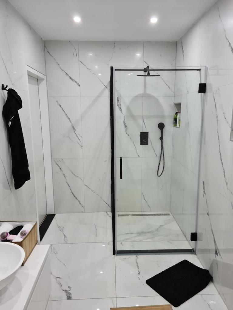 Hoogglans-vloertegel-90×90-cm-Marmerlook-Wit-NAV8-in-de-douche-2 Hoogglans vloertegel 90x90 cm Marmerlook Wit NAV 8 30x60 cm, 60x60 cm, 60x120 cm, 90x180 cm en 120x120 cm.