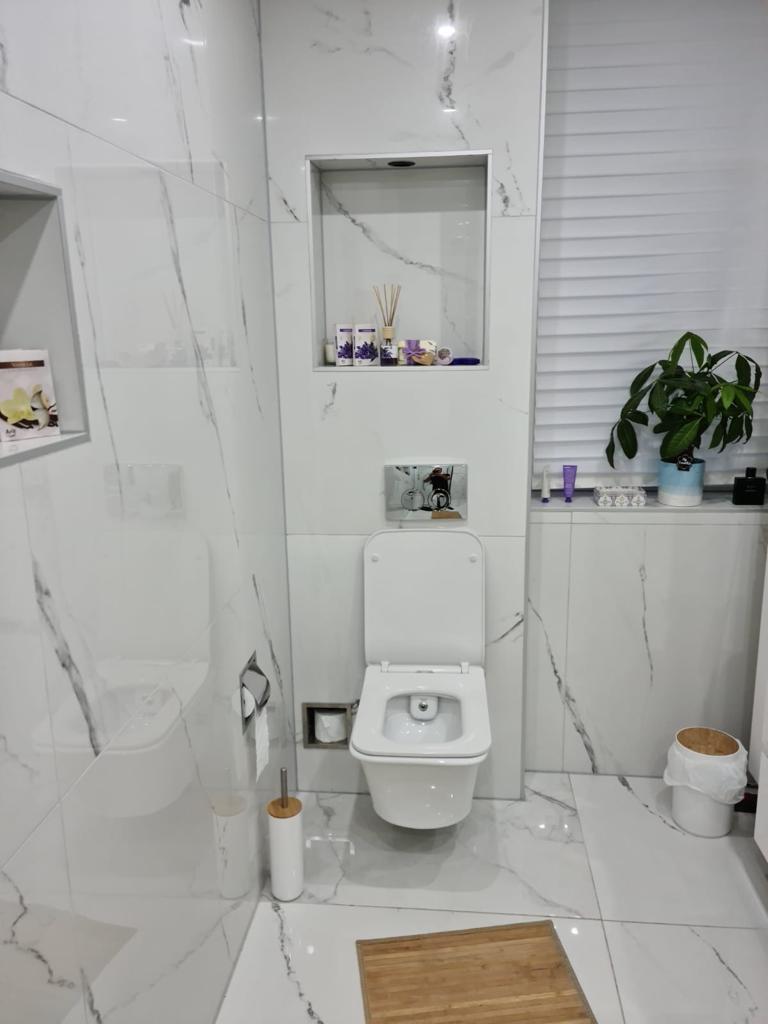 Hoogglans-vloertegel-90×90-cm-Marmerlook-Wit-NAV8-toilet-foto-2 Hoogglans vloertegel 90x90 cm Marmerlook Wit NAV 8 30x60 cm, 60x60 cm, 60x120 cm, 90x180 cm en 120x120 cm.