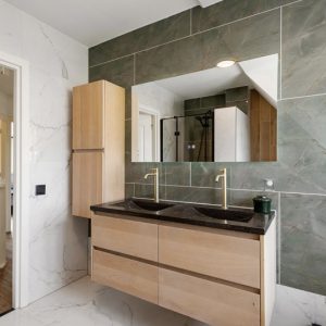 Marmerlook badkamer - Hoogglans vloertegel marmerlook 60x120 cm Barocci Groen A294 in combinatie met Hoogglans vloertegel 80x80 cm Marmerlook Wit DC55.jpeg Douche met marmerlook vloertegels Barocci Groen A294 in combinatie met marmerlook wit DC55 .jpeg Hoogglans vloertegel marmerlook 60x120 cm Barocci Groen A294 in combinatie met Hoogglans vloertegel 80x80 cm Marmerlook Wit DC55 - badkamer vooraanzicht .jpeg Hoogglans vloertegel marmerlook 60x120 cm Barocci Groen A294 in combinatie met Hoogglans vloertegel 80x80 cm Marmerlook Wit DC55 - in de badkamer.jpeg