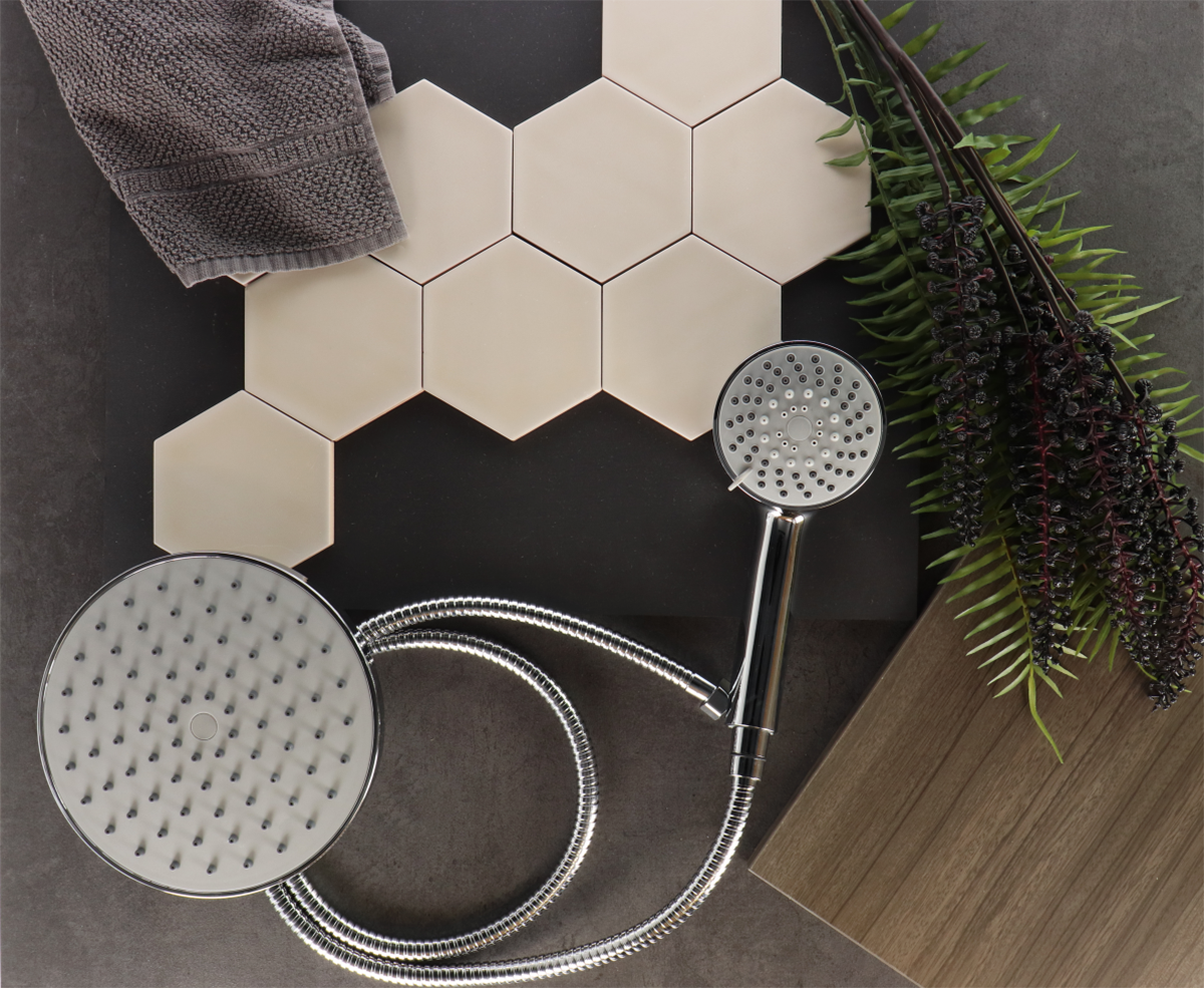 Hoogglans wandtegel 10,8x12,4 cm Hexagon Princeton beige RBT59; Regendoucheset 20 cm chroom Regn RBS040030 en Bestur donkerbruin Deze hexagon wandtegel van Princeton series is ook verkrijgbaar in verschillende kleuren. Ga naar www.rbsanitair.nl om ons sanitair assortiment zoals op het moodboard te bekijken.