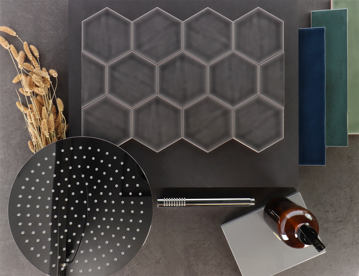 Hoogglans wandtegel 10,8x12,4 cm Hexagon Princeton grafiet RBT58; opbouw regendoucheset 30 cm Gufa chroom RBS040057, RBS090035 - moodboards Deze hexagon wandtegel van Princeton series is ook verkrijgbaar in verschillende kleuren. Ga naar www.rbsanitair.nl om ons sanitair assortiment zoals op het moodboard te bekijken.