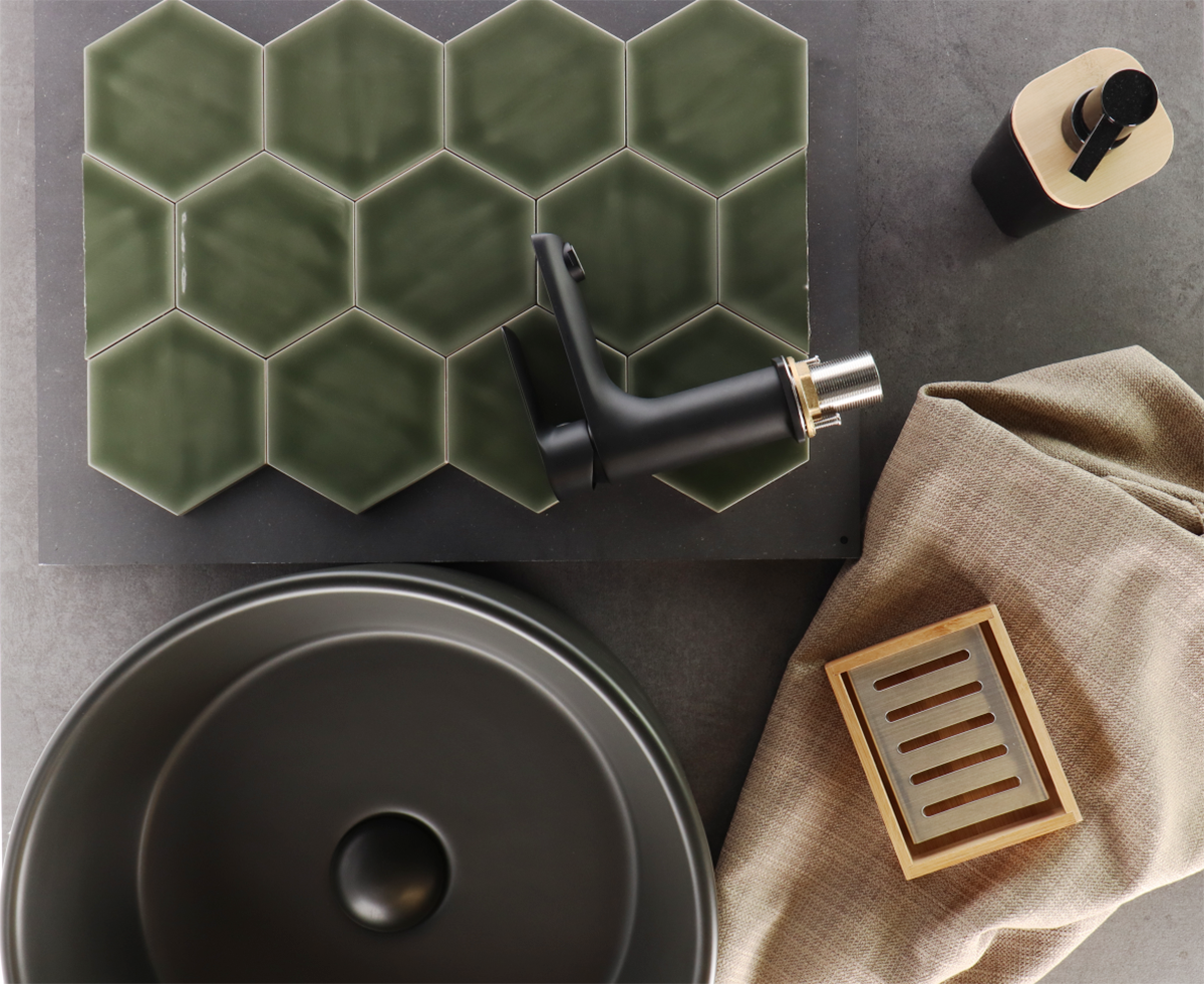 Hoogglans wandtegel 10,8x12,4 cm Hexagon Princeton topaz groen RBT61; Wastafelkraan mat zwart Design RBS040020; Waskom Hellir mat zwart RBS020055 Deze hexagon wandtegel van Princeton series is ook verkrijgbaar in verschillende kleuren. Ga naar www.rbsanitair.nl om ons sanitair assortiment zoals op het moodboard te bekijken.