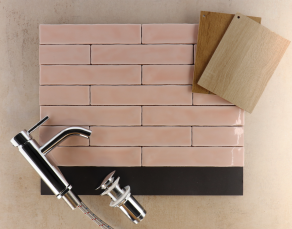 Deze hoogglans wandtegel is verkrijgbaar in verschillende maten: 5x25 cm en 5x50 cm, zie ook de andere kleuren van deze Trinity wandtegels. Ga naar www.rbsanitair.nl om ons sanitair assortiment zoals op het moodboard te bekijken.