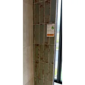 Hoogglans wandtegel 7,5x30 cm APE Grunge Aqua A172 in rb tegels showroom te zien