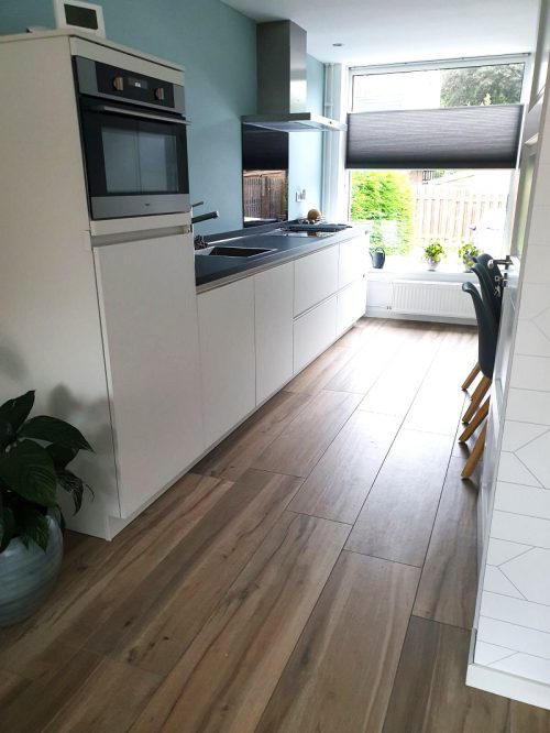 Houtlook Tegel in de witte keuken - Keukeninspiratie met tegels - RBTegels Blog Houtlook Tegel in de witte keuken - Keukeninspiratie met tegels - RBTegels Blog