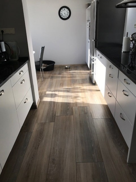 Houtlook Tegel op de keukenvloer - Keukeninspiratie met houtlook vloertegels - RBTegels Blog Houtlook Tegel op de keukenvloer - Keukeninspiratie met houtlook vloertegels - RBTegels Blog