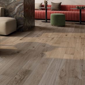 Houtlook tegel 20x120 cm Lowland Bruin NAV87 in de woonkamer gelegd_inspiratie foto