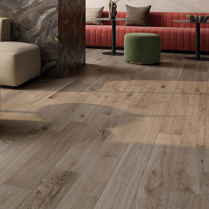 Houtlook tegel 20x120 cm Lowland Bruin NAV87 in de woonkamer gelegd_inspiratie foto