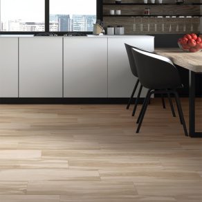 Houtlook tegel 20x75 cm Visgraat Barcelona Bruin Beige NAV85 als keukentegels gelegd_inspiratie foto