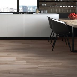 Houtlook tegel 20x75 cm Visgraat Barcelona Bruin NAV84 in de keuken gelegd_inspiratie foto