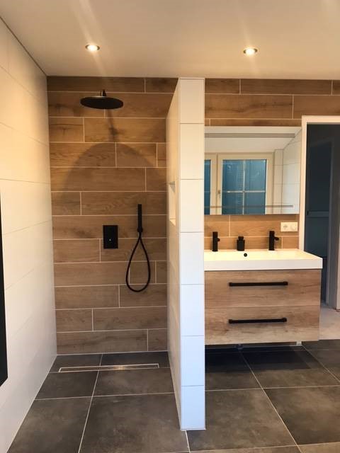 Houtlook tegel 20×80 cm Eiken Beige NR84 op de wand Houtlook tegel 20×80 cm Eiken Beige NR84 is een tegel die zorgt dat je vloer bijna niet te onderscheiden van een echte houten vloer. Deze tegel is gemakkelijk te onderhouden is en waterbestendig, wat niet zo is wanneer u kiest voor een echte houten vloer. Gebruik deze tegel in combinatie met bijvoorbeeld een antraciete betonlook voor een chique maar toch landelijke uitstraling. Een goed voorbeeld is deze badkamer.