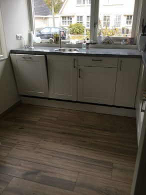 Houtlook tegel 23x120 cm Origin Bruin N15 in de keuken