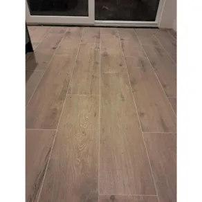 Houtlook tegel 30x120 cm Bruin DC1 als keukentegels gelegd