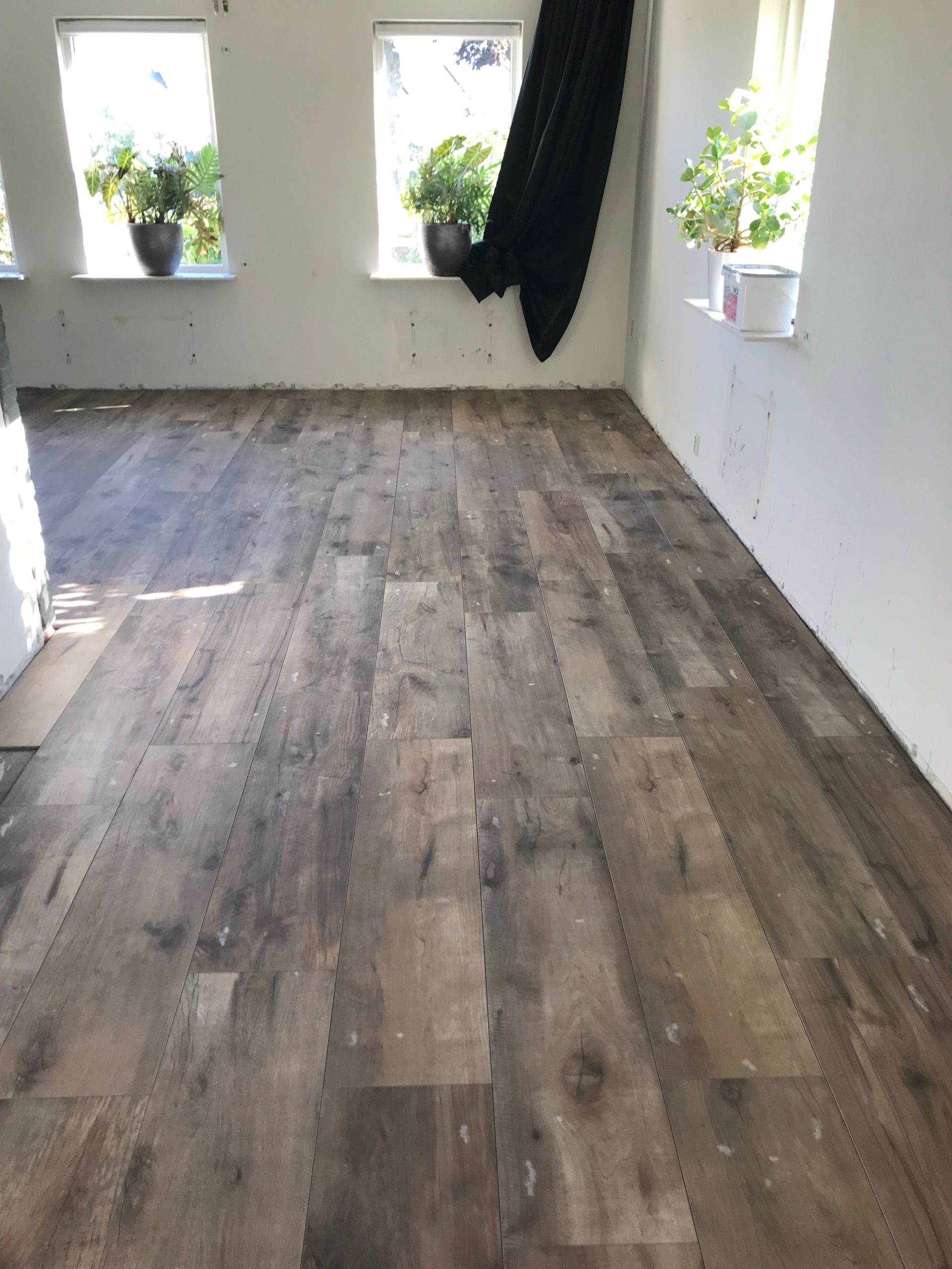 Houtlook-tegel-30x120-cm-Dakota-Avanna-net-geplaatst-op-de-vloer-scaled-2 Houtlook tegel 30x120 cm Dakota avana in de woonkamer gelegd. Ook leverbaar in 20x170 cm.