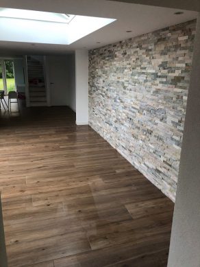 Houtlook tegel 30x150 cm N14 Bruin op de woonkamer vloer