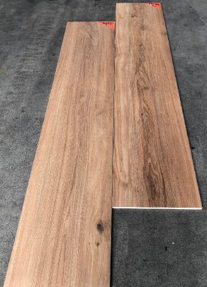Houtlook tegel 30x150 cm N14 Bruin op de vloer gelegd.