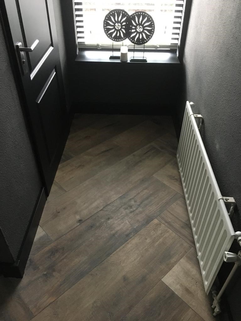 Houtlook-tegel-30×120-cm-Flaviker-Dakota-Avana-als-visgraat-gelegd-2 Houtlook tegel 30×120 cm Flaviker Dakota Avana als visgraat gelegd.