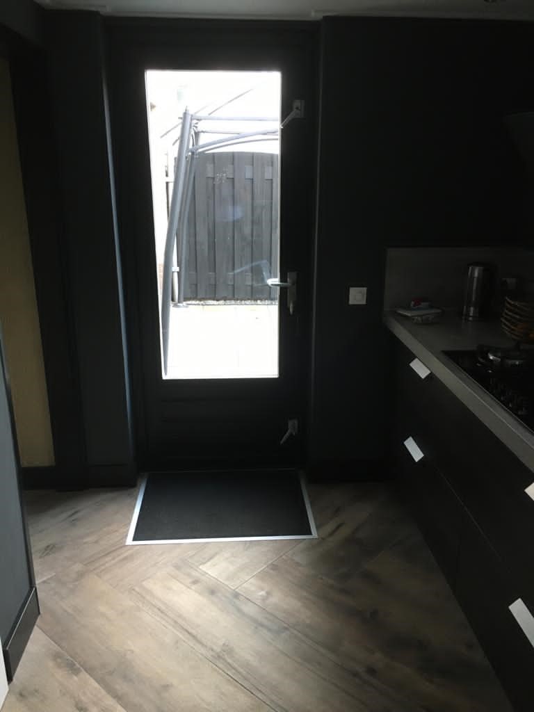 Houtlook-tegel-30×120-cm-Flaviker-Dakota-Avana-in-de-keuken-1-2 Houtlook tegel 30×120 cm Flaviker Dakota Avana in de keuken.