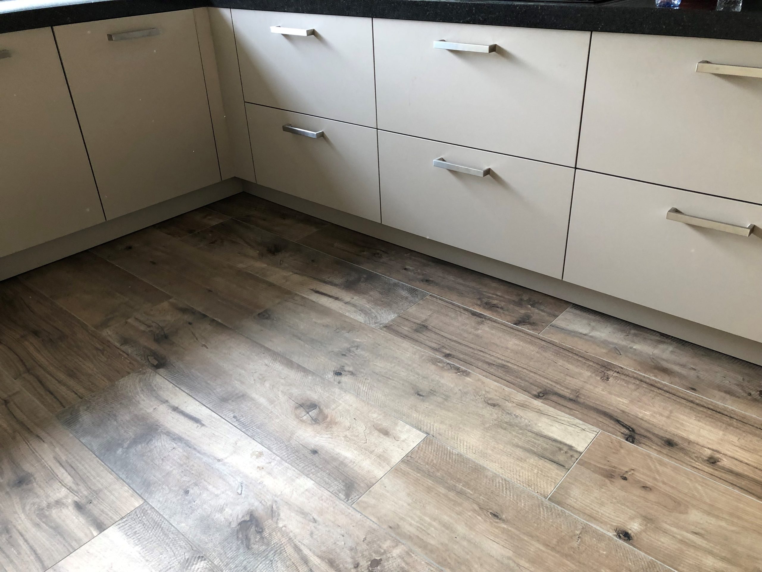 Houtlook-tegel-30×120-cm-Flaviker-Dakota-Avana-in-de-keuken-scaled-2 Houtlook tegel 30x120 cm Dakota avana in de keuken gelegd. Ook leverbaar in 20x170 cm.