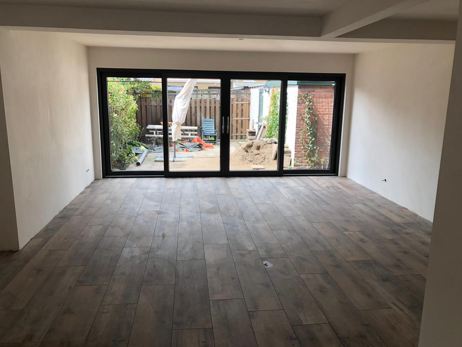 Houtlook-tegel-30×120-cm-Flaviker-Dakota-Avana-in-de-woonkamer-2 Houtlook tegel 30x120 cm Dakota avana in de woonkamer gelegd. Ook leverbaar in 20x170 cm.