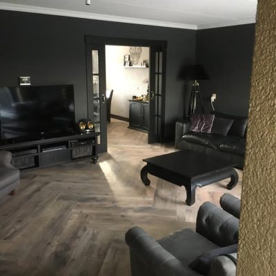 Houtlook tegel 30×120 cm Flaviker Dakota Avana in de woonkamer gelegd.