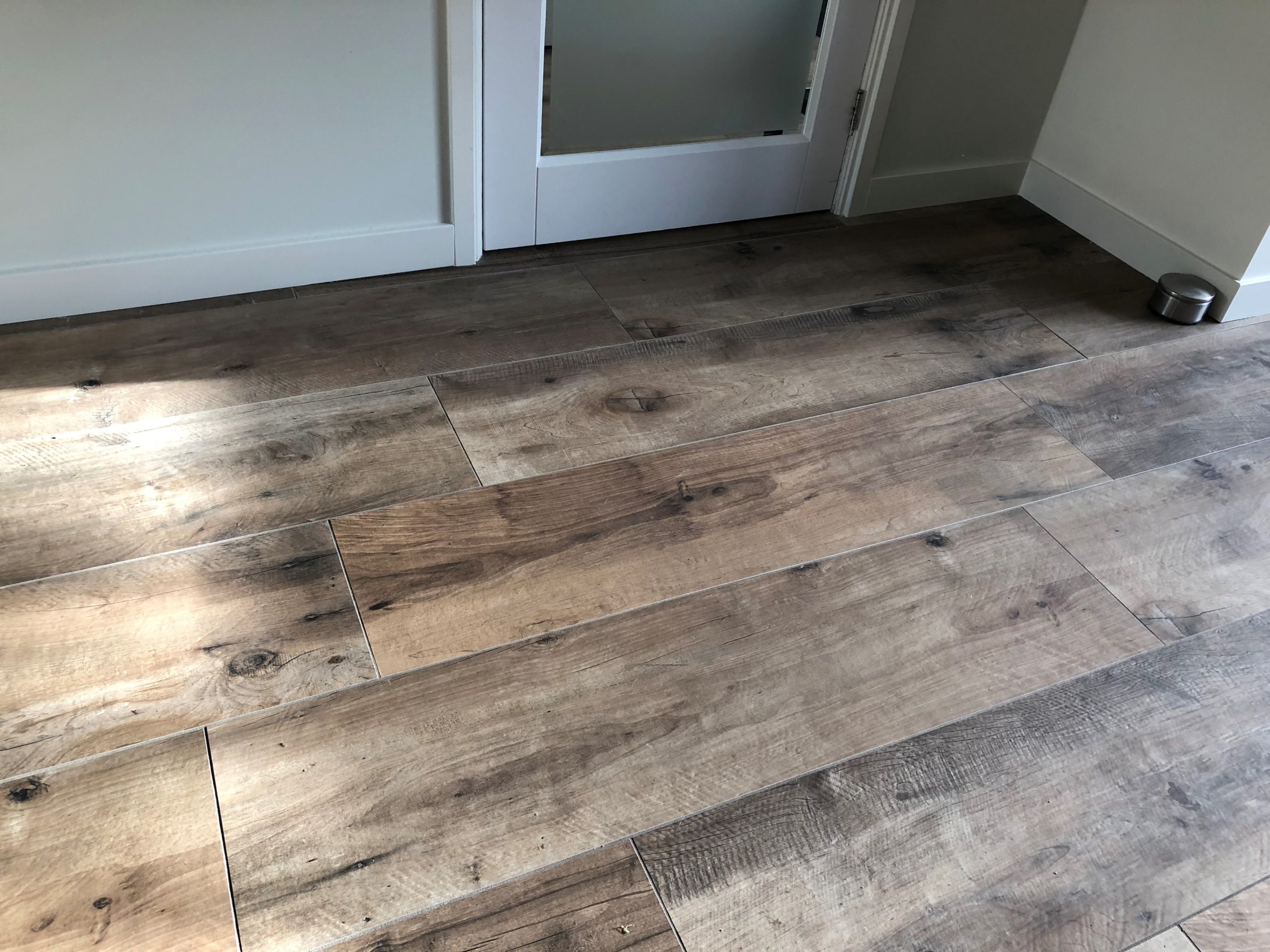 Houtlook-tegel-30×120-cm-Flaviker-Dakota-Avana-op-de-vloer-1-scaled-2 Houtlook tegel 30x120 cm Dakota avana in de woonkamer gelegd. Ook leverbaar in 20x170 cm.