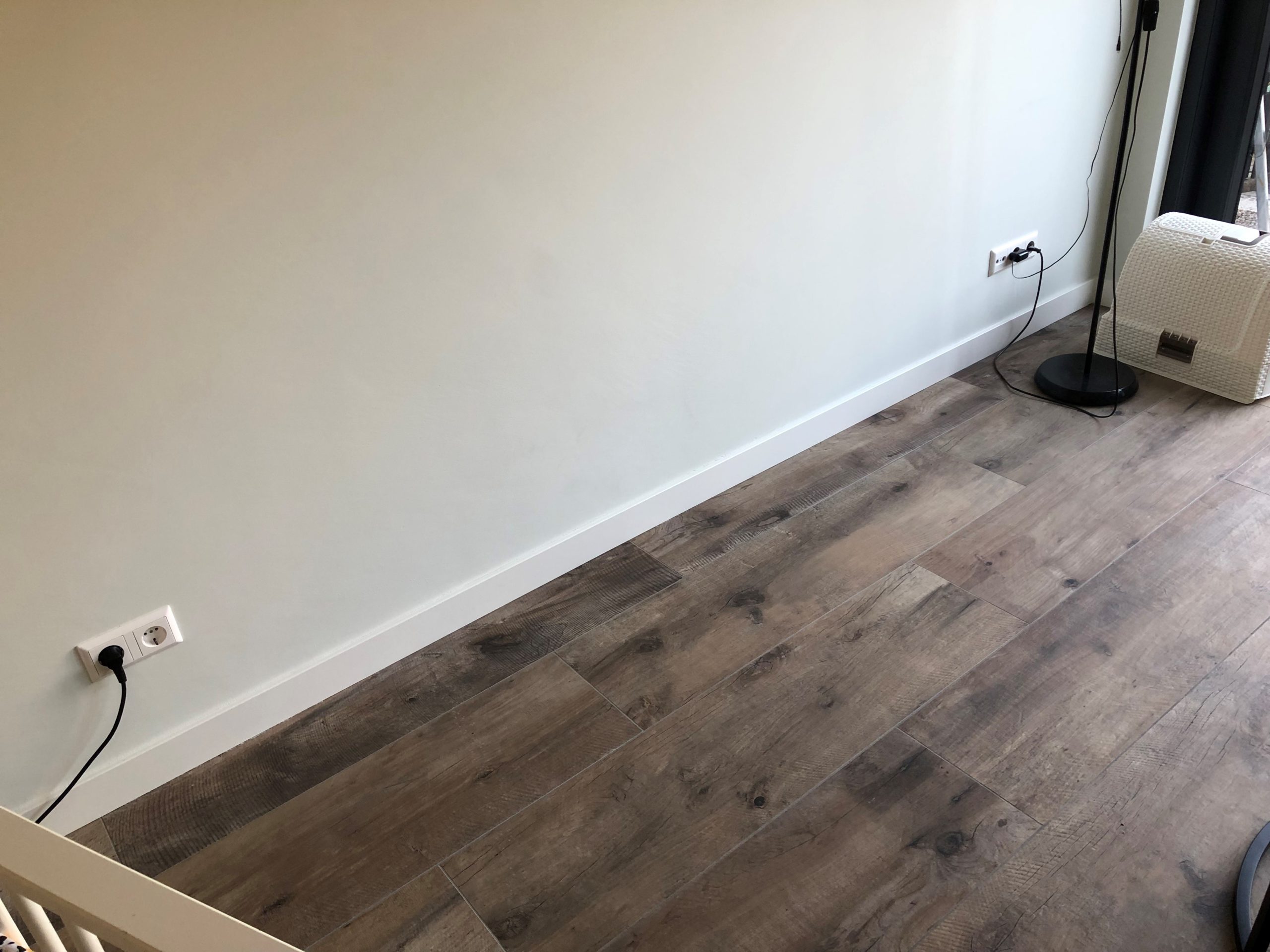 Houtlook-tegel-30×120-cm-Flaviker-Dakota-Avana-op-de-vloer-geplaatst-scaled-2 Houtlook tegel 30x120 cm Dakota avana in de woonkamer gelegd. Ook leverbaar in 20x170 cm.