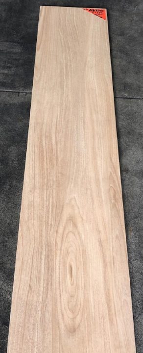 Houtlook tegel 30×150 cm Kerota Beige N6 op de vloer