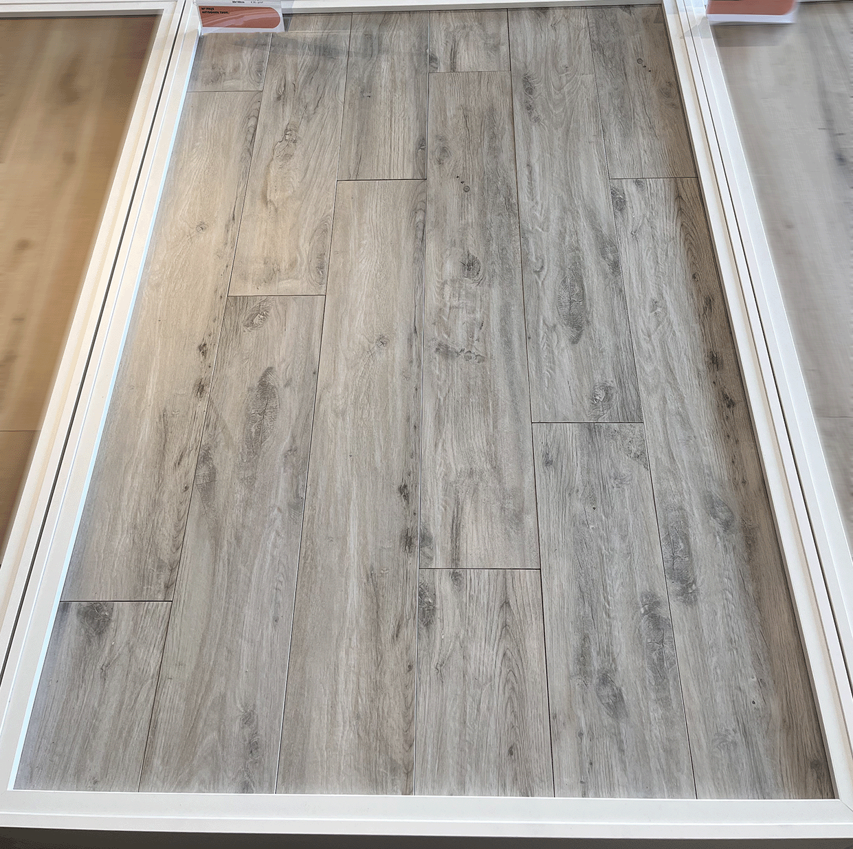 Houtlook tegel Grijs Bruin met noesten NR108 - te vinden in onze showroom Houtlook tegel Grijs Bruin met noesten NR108