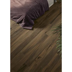 Houtlook tegel Levi donker bruin M34 in de slaapkamer gelegd_inspiratie foto_