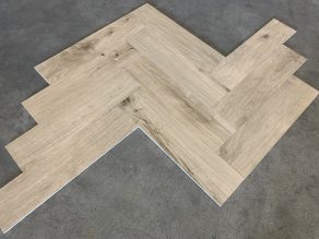 Houtlook tegel Visgraat 15×60 cm Franse Eiken Beige DC4 in de badkamer