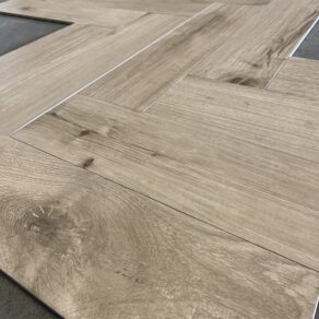 Houtlook-tegel-Visgraat-15x60-cm-Franse-Eiken-Beige-DC4-in-de-gang-1