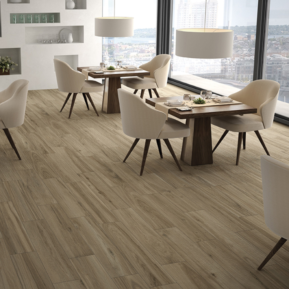 Houtlook tegel Visgraat 19,5×89 cm Bruin H67 in restaurant gelegd_inspiratie foto