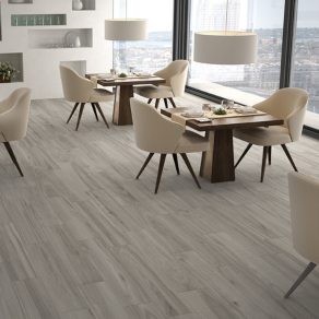 Houtlook tegel Visgraat 19,5×89 cm Grijs H66 in het restaurant gelegd_inspiratie foto