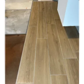 Houtlook tegels 23x120 cm Decibel beige N54 in rb tegels showroom