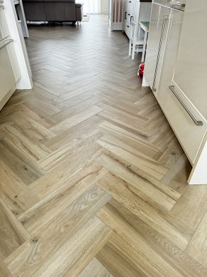 Keramisch Parket 15x60 cm licht bruin DC5 gebruikt in de woonkamer