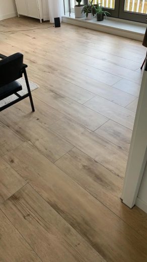 Keramisch parket 27x163 cm Franse eiken beige DC 4 in de woonkamer