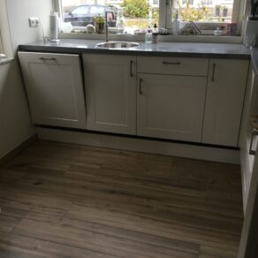 Keramisch-parket-23x120-cm-Origin-Bruin-N15-in-de-keuken-gelegd