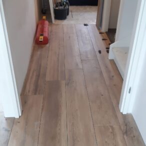 Keramisch-parket-23x120-cm-Origin-Bruin-N15-in-de-gang-1