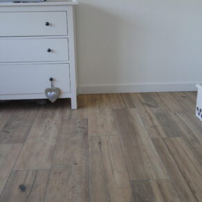 Keramisch-parket-23x120-cm-Origin-Bruin-N15-in-de-slaapkamer-