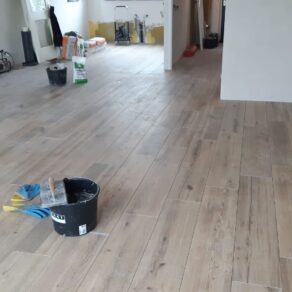 Keramisch-parket-23x120-cm-Origin-Bruin-N15-in-de-woonkamer-geplaatst-1