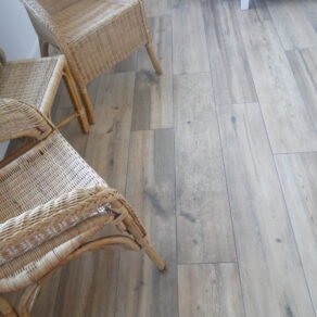 Keramisch-parket-23x120-cm-Origin-Bruin-N15-in-de-woonkamer-