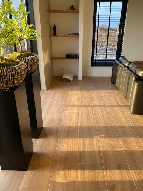 Keramisch-parket-30x150-cm-Favor-Naturel-N7-in-de-woonkamer-3 Keramisch parket 30x150 cm Favor Naturel N7 in de woonkamer