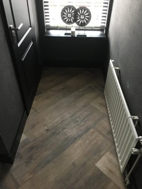 Keramisch parket 30×120 cm Flaviker Dakota Avana als visgraat gelegd.