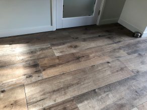 Keramisch parket 30x120 cm Dakota avana in de woonkamer gelegd. Ook leverbaar in 20x170 cm.