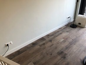 Keramisch parket 30x120 cm Dakota avana in de woonkamer gelegd. Ook leverbaar in 20x170 cm.